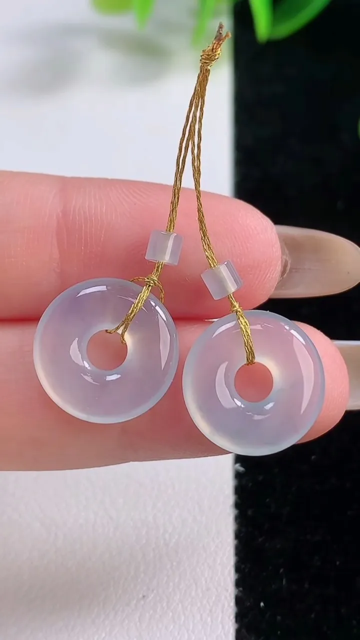 天然A货翡翠冰种飘花平安环吊坠一对，尺寸14-2.8，重量:3.11g
11月19日