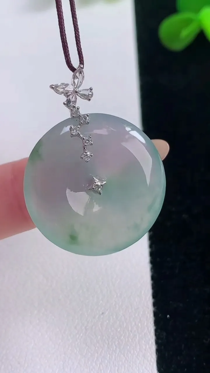 天然A货翡翠种飘花平安扣吊坠，尺寸25.3-4.7，重量:6.69g
11月19日