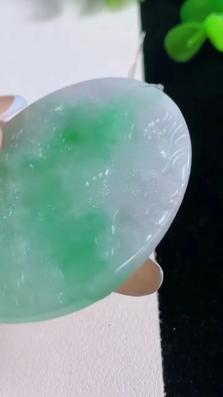 天然A货翡翠山水牌吊坠，尺寸51.5-42.5-4.8，重量:24.23g
11月19日