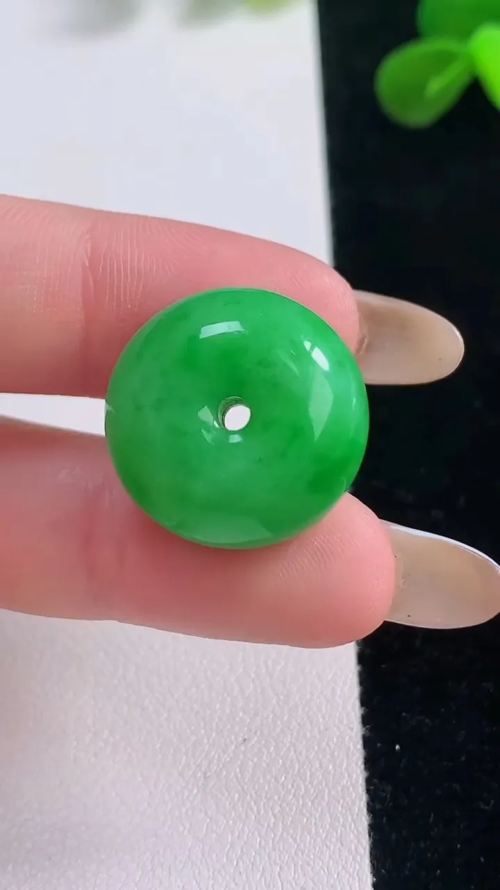 天然A货翡翠平安扣吊坠，尺寸20-11.8，重量:9.56g
11月19日