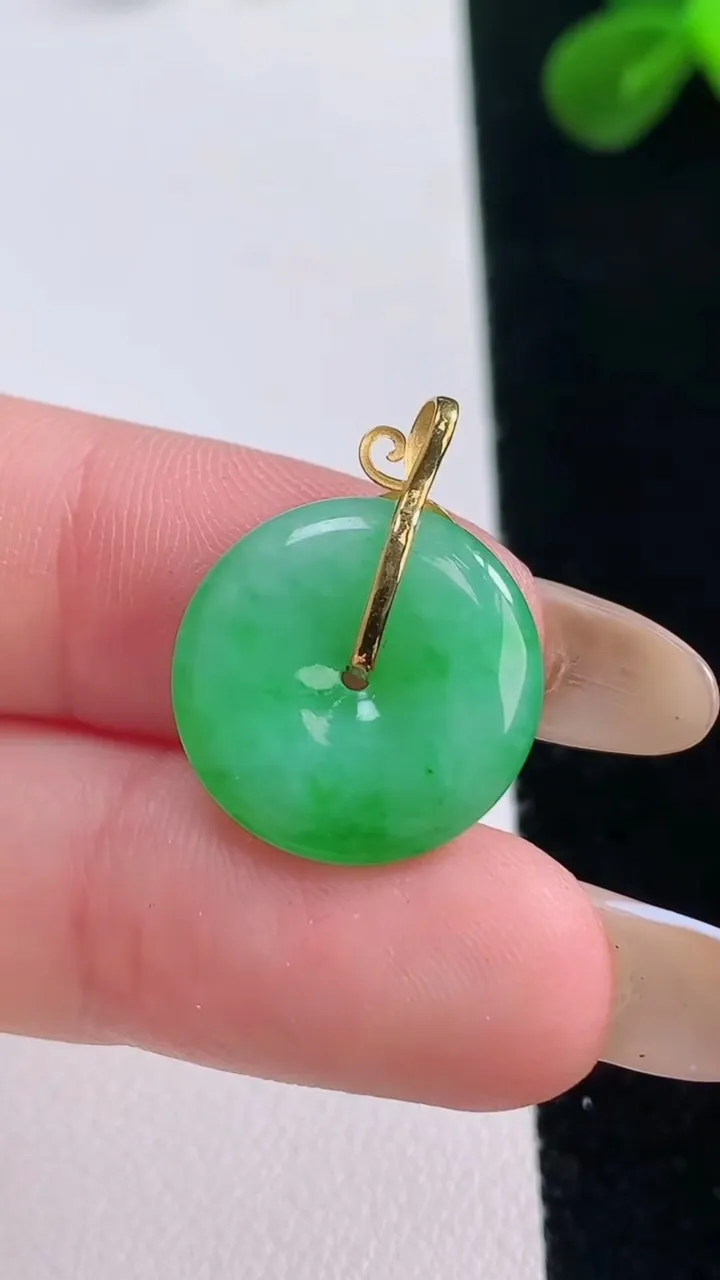 天然A货翡翠平安扣吊坠，尺寸16.7-3.6，重量:2.29g
11月19日