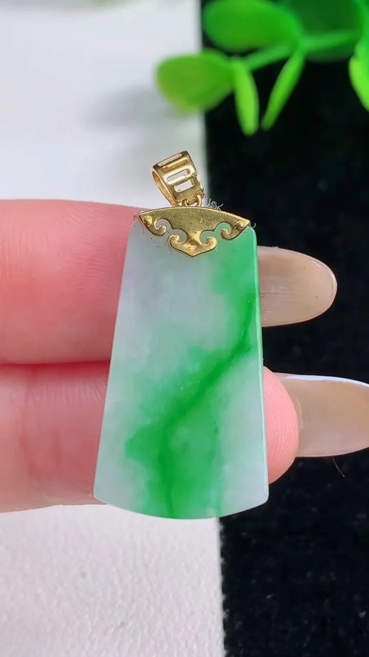 天然A货翡翠无事牌吊坠，尺寸27-15-3，重:3.11g
11月19日