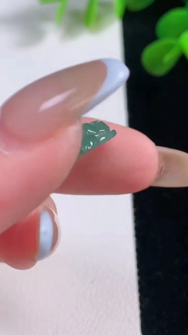 天然A货翡翠佛公吊坠，尺寸22.3-23.7-4.8，重量:3.95g
11月19日