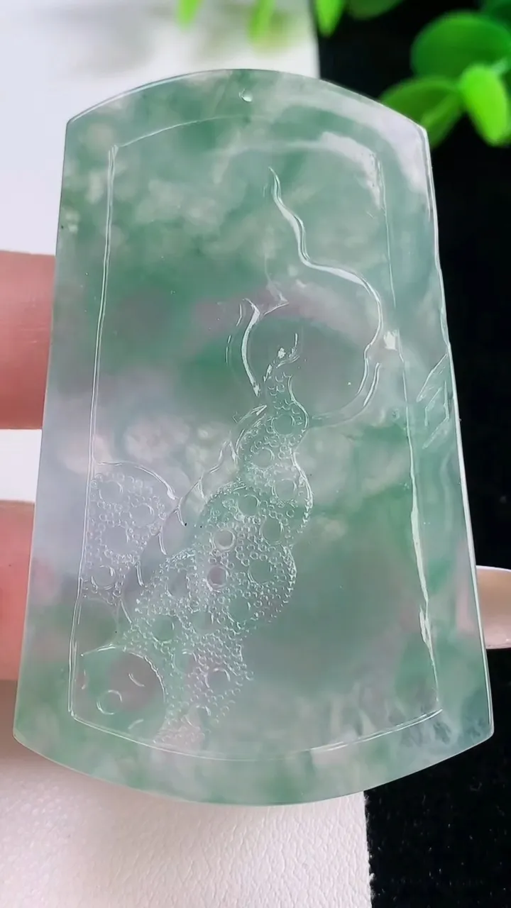 天然A货翡翠龙牌吊坠，尺寸61.6-38.7-5.3，重量:26.07g
11月19日