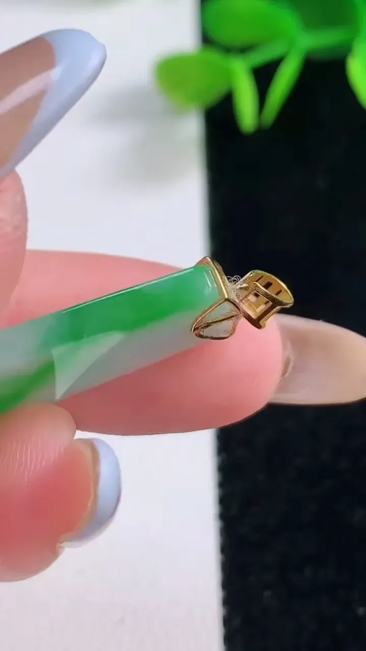 天然A货翡翠无事牌吊坠，尺寸27-15-3，重:3.11g
11月19日