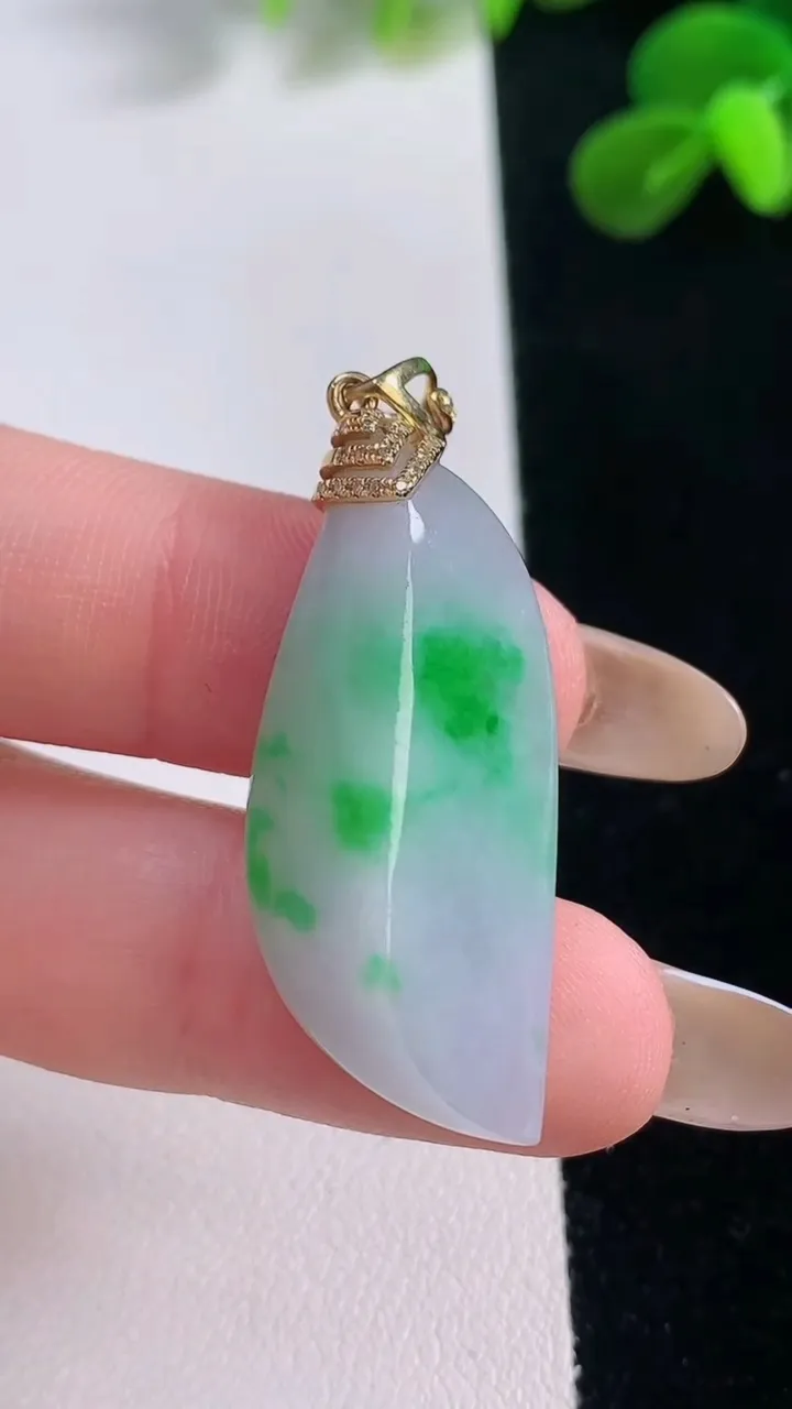 天然A货翡翠随形吊坠，尺寸35-15.3-10，重量:9.03g
11月19日