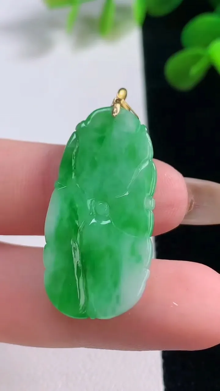 天然A货翡翠和和美美 荷花吊坠，尺寸32.8-15.8-3.4，重量:4.34g
11月19日
