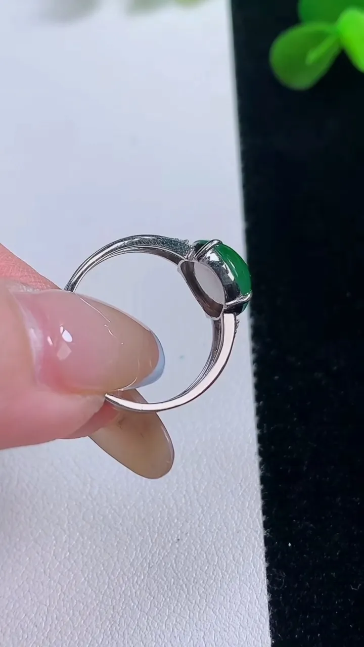 天然A货翡翠蛋面戒指，尺寸17.4-9.5-5，重量:3.41g2025年11月19日
工厂直销收藏佳品,种好水足，色泽均匀，有种有色，上手高大气！