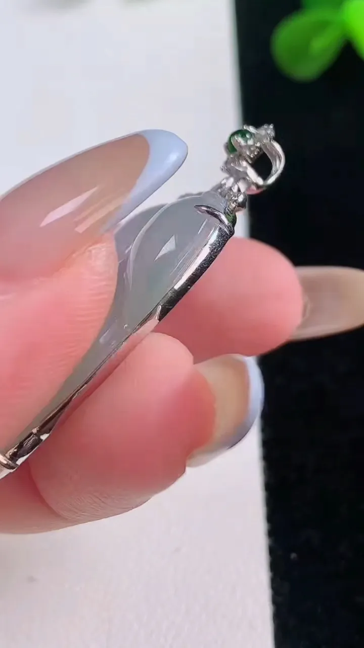 天然A货翡翠金枝玉叶 叶子吊坠，尺寸33.4-20.3-5.7，重量:6.85g
11月19日