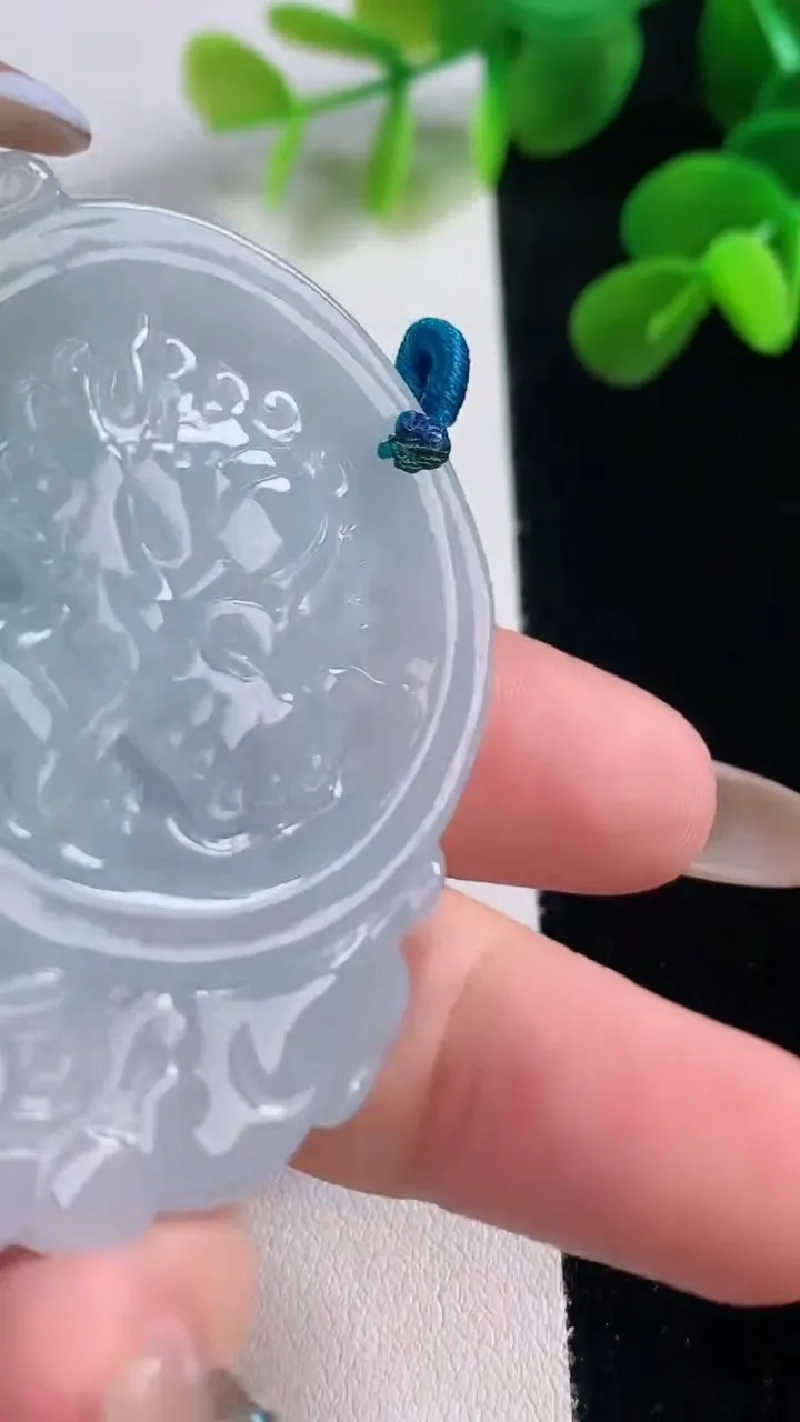 天然A货翡翠财神爷吊坠，尺寸53.7-52.4-10，重量:55.57g
11月19日