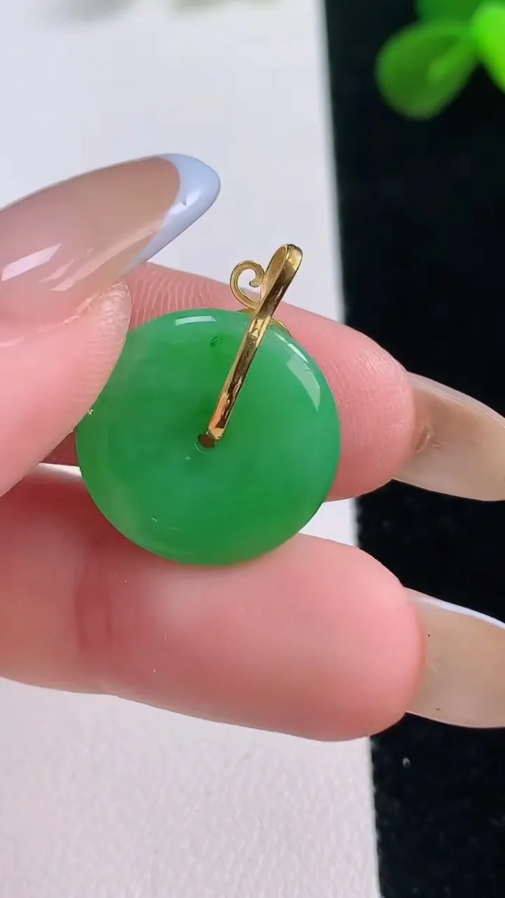 天然A货翡翠平安扣吊坠，尺寸17.4-3.4，重量:2.35g
11月19日