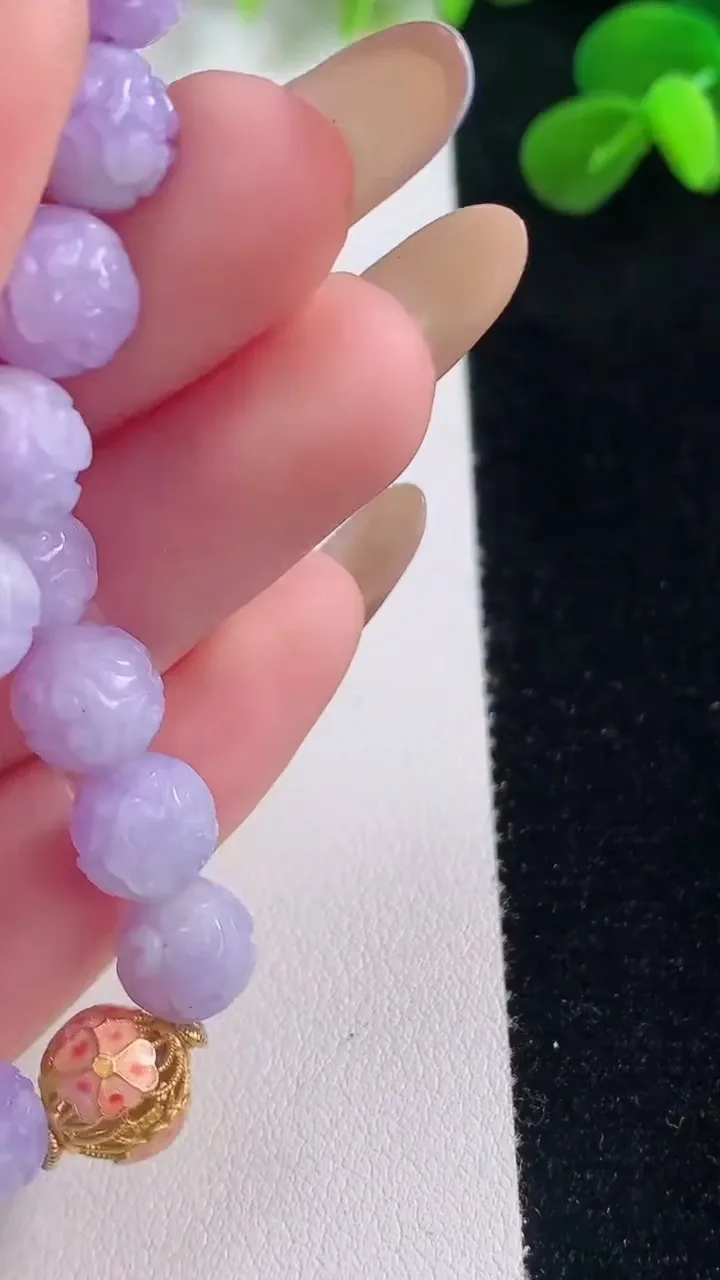 天然A货翡翠双彩紫罗兰圆珠雕花圆珠手串，尺寸8.5-19颗，重量:18.31g11月19日
工厂直销收藏佳品,种好水足，色泽均匀，有种有色，上手高大气！