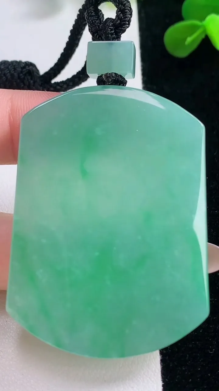 天然A货翡翠无事牌吊坠，尺寸53-39.3-5.8，重量:41.06g
11月19日