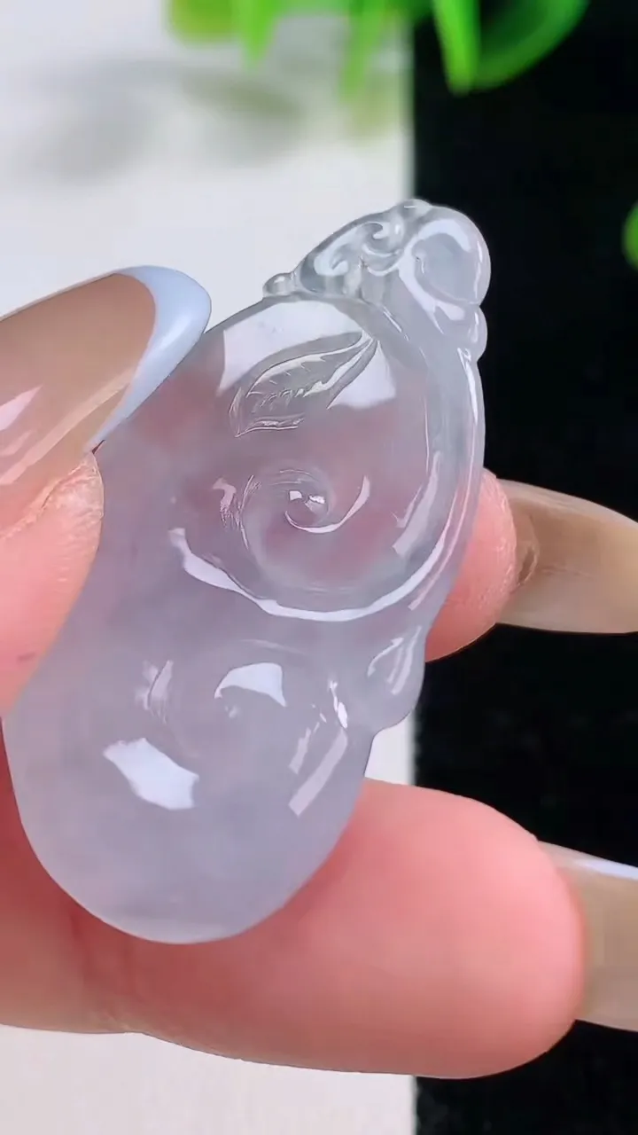 天然A货翡翠冰种紫罗兰如意吊坠，尺寸39.2-19.8-5.2，重量:6.50g
11月19日