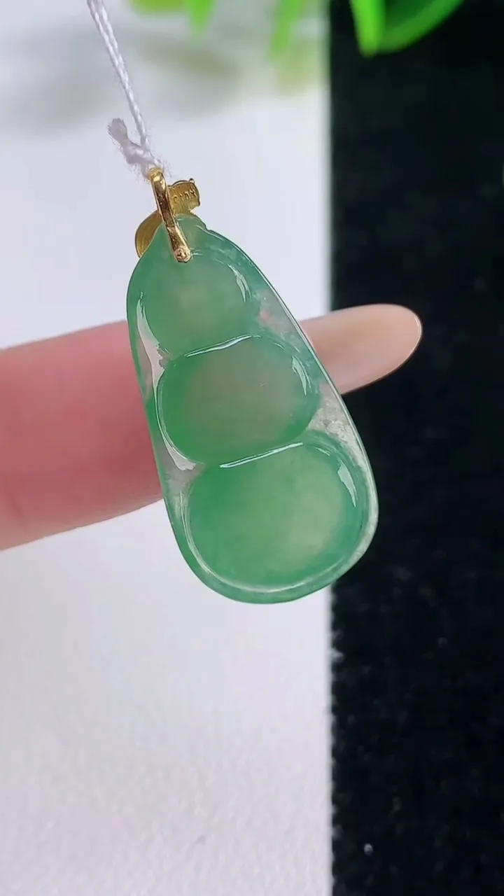 天然A货翡翠福豆吊坠，尺寸23.9-12.9-4.7，重量:2.85g
11月19日