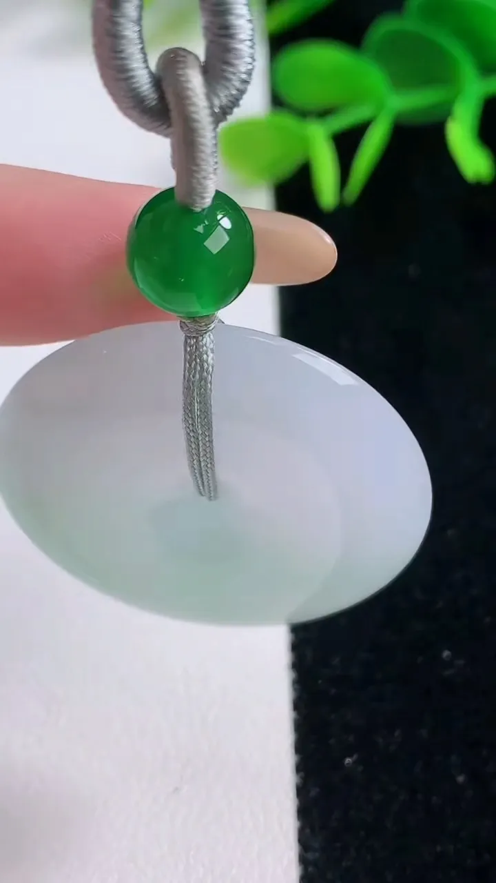 天然A货翡翠平安扣吊坠，尺寸33.6-6.7，重:15.13g
11月19日