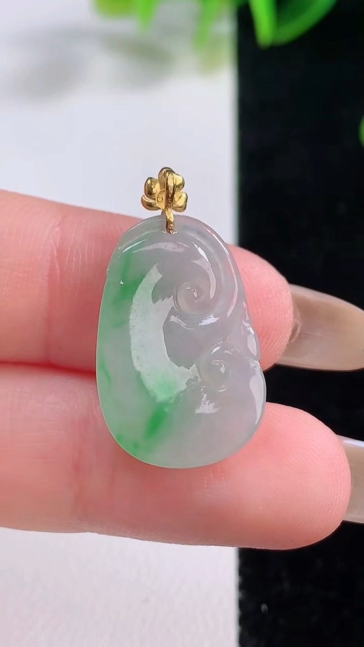 天然A货翡翠如意吊坠，尺寸21.7-14.5-2.9，重量:2.07g
11月19日