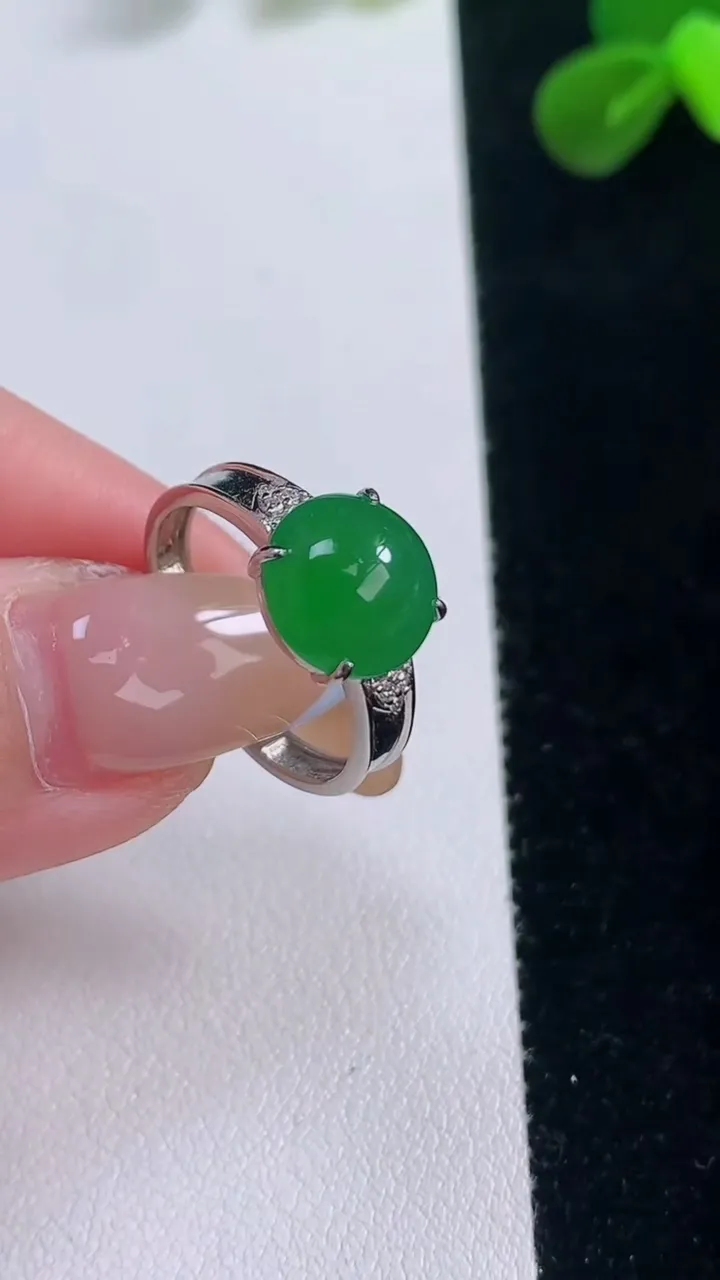 天然A货翡翠蛋面戒指，尺寸17.4-9.5-5，重量:3.41g2025年11月19日
工厂直销收藏佳品,种好水足，色泽均匀，有种有色，上手高大气！