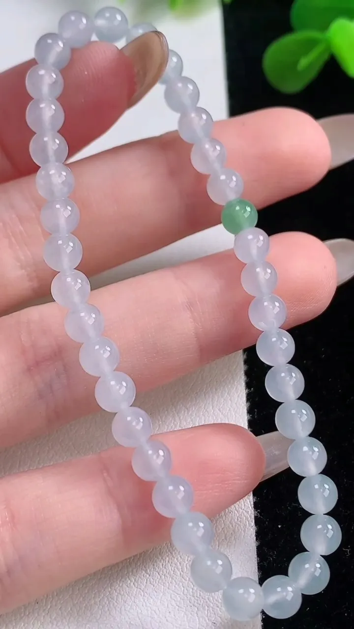 天然A货翡翠圆珠手串，尺寸4.8-37颗，重量:7.50g11月19日
工厂直销收藏佳品,种好水足，色泽均匀，有种有色，上手高大气！