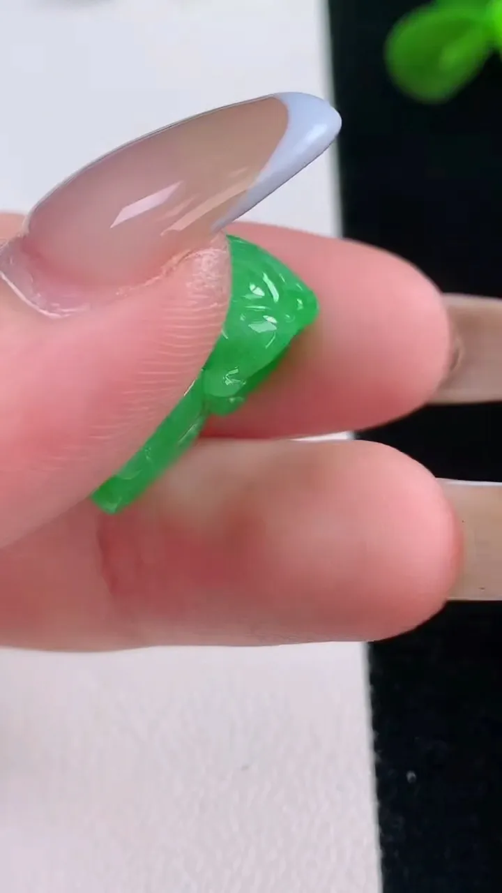 天然A货翡翠貔貅吊坠，尺寸20.6-13.4-11，重量:5.79g
11月19日