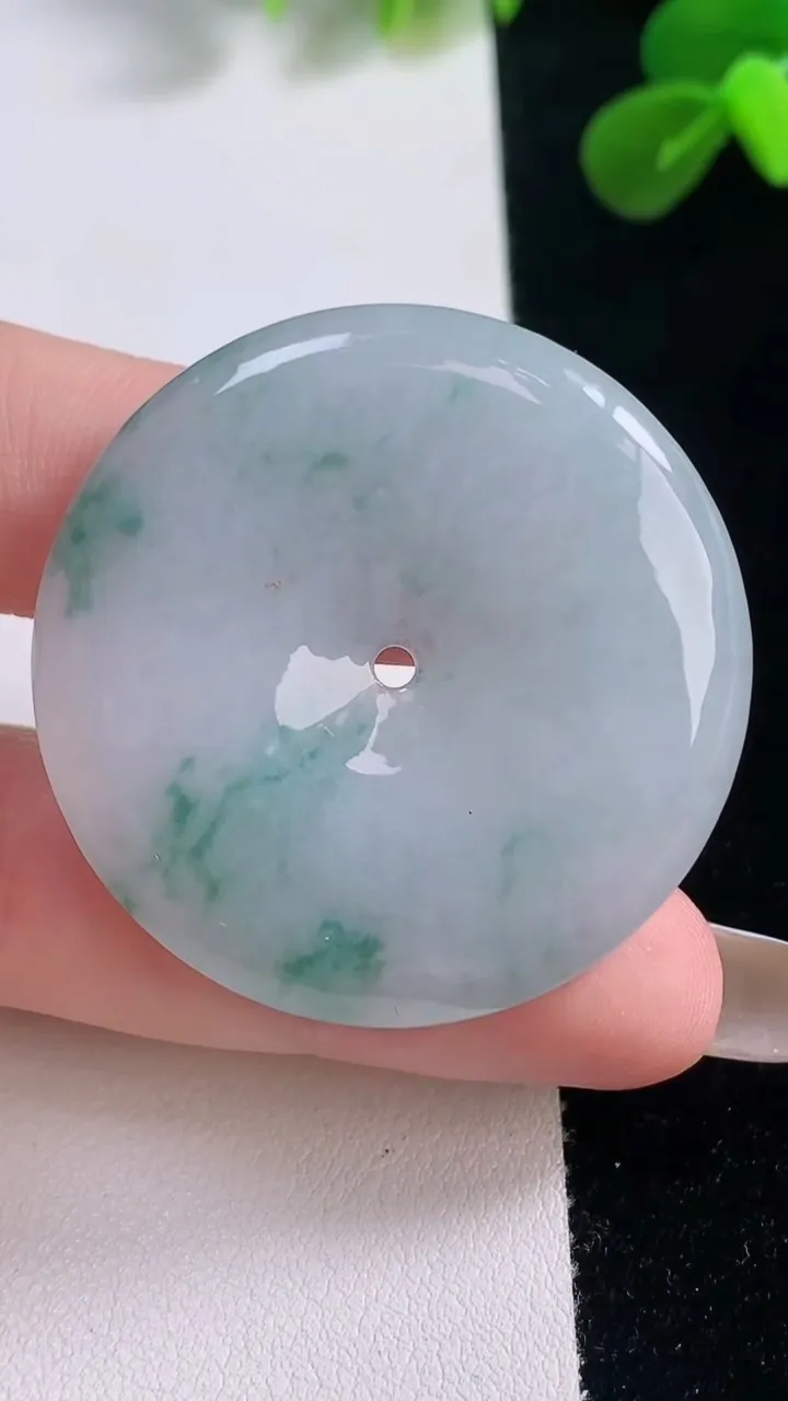 天然A货翡翠飘花平安扣吊坠，尺寸39.6-5.9，重量:15.90g
11月19日