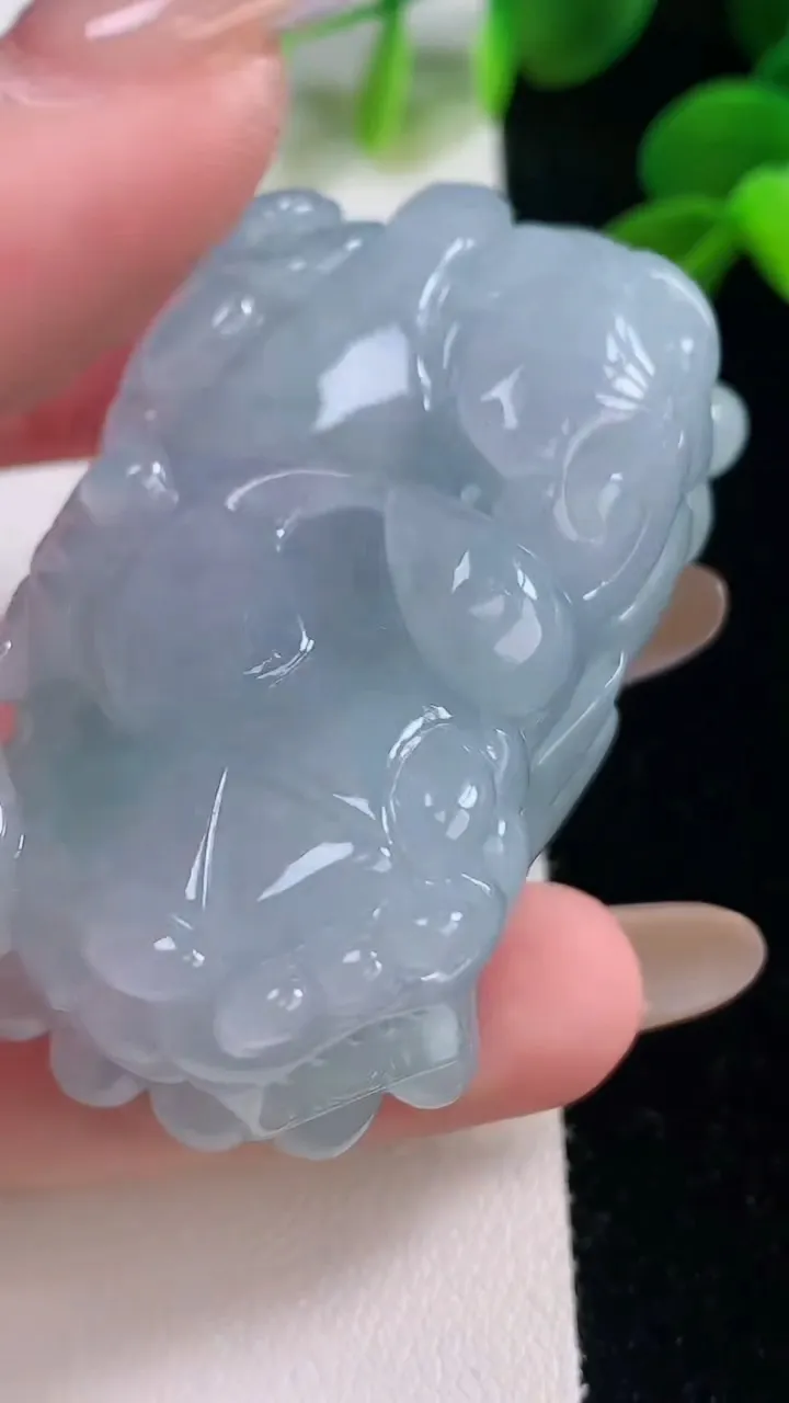 天然A货翡翠紫罗兰貔貅小摆件，尺寸54-32.5-21.5，重量:93.53g
11月19日