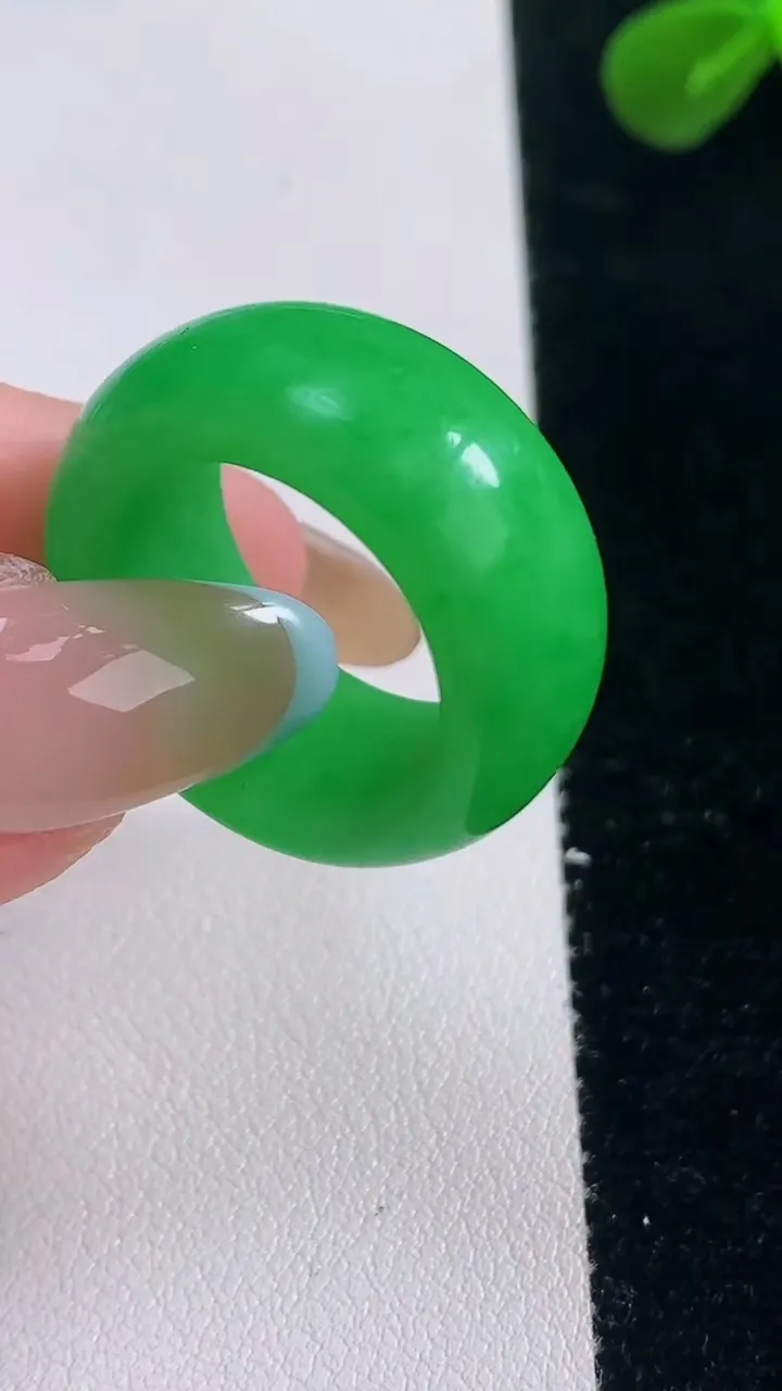 天然A货翡翠指环戒指，尺寸18.2-11.2-4，重量:10.12g2025年11月19日
工厂直销