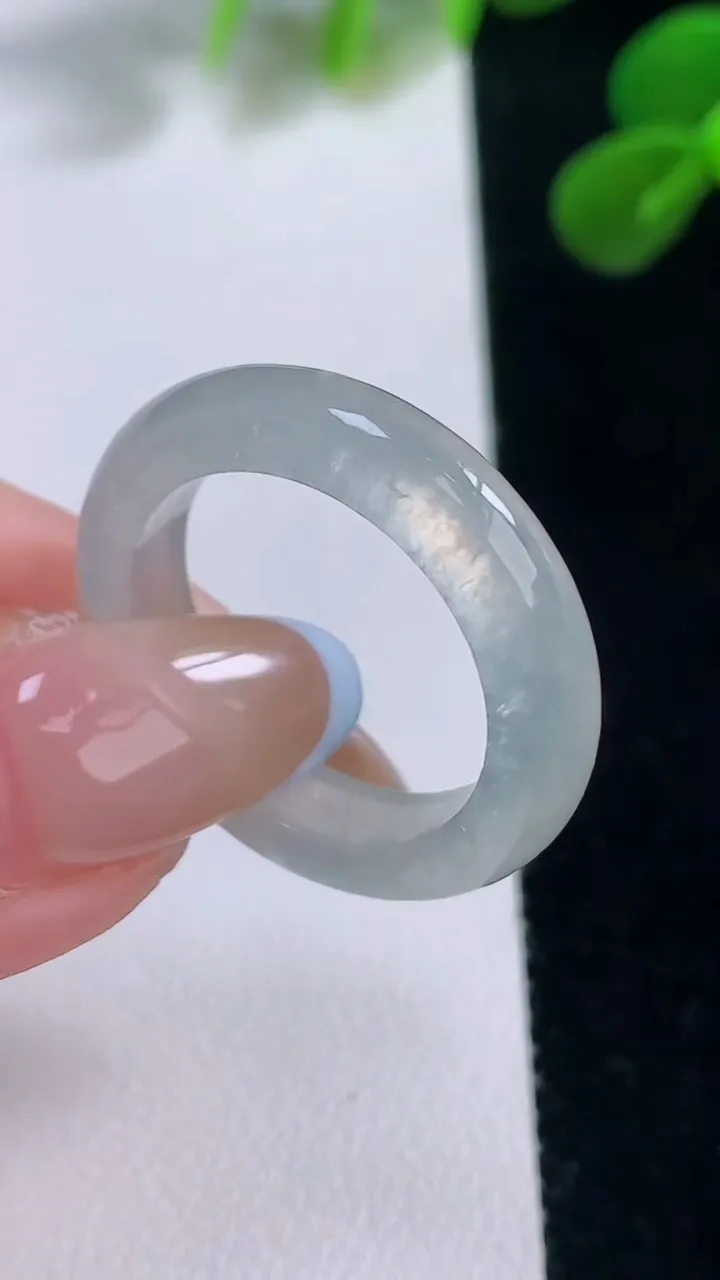 天然A货翡翠指环戒指，尺寸20-5.6-3.7，重量:4.90g2025年11月19日
工厂直销收藏佳品,种好水足，色泽均匀，有种有色，上手高大气！