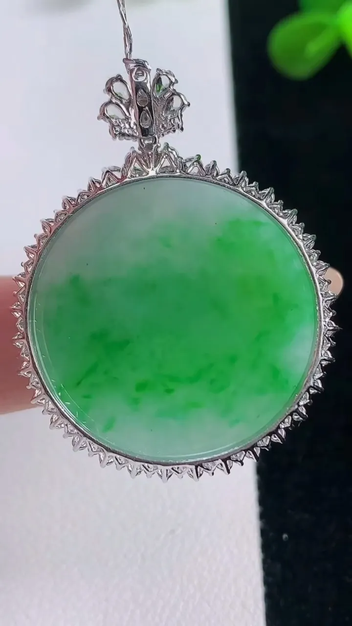 天然A货翡翠无事牌吊坠，尺寸39-30.8-7，裸石26.7重量:8.39g
11月19日