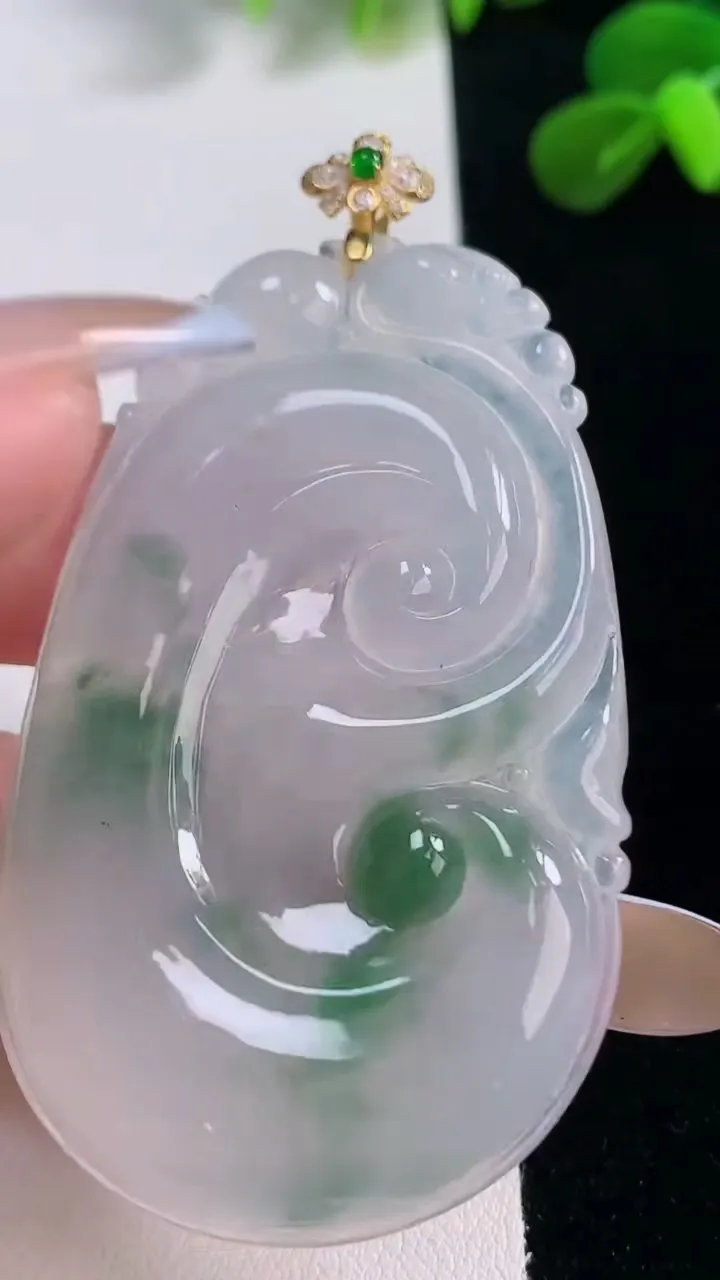 天然A货翡翠种飘花如意吊坠，尺寸60.6-36.5-5.3，重量:25.05g
11月19日