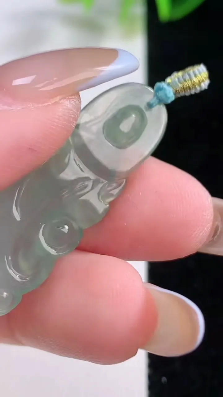 天然A货翡翠观音菩萨吊坠，尺寸38.8-16.5-3.4，重量:4.04g
11月19日