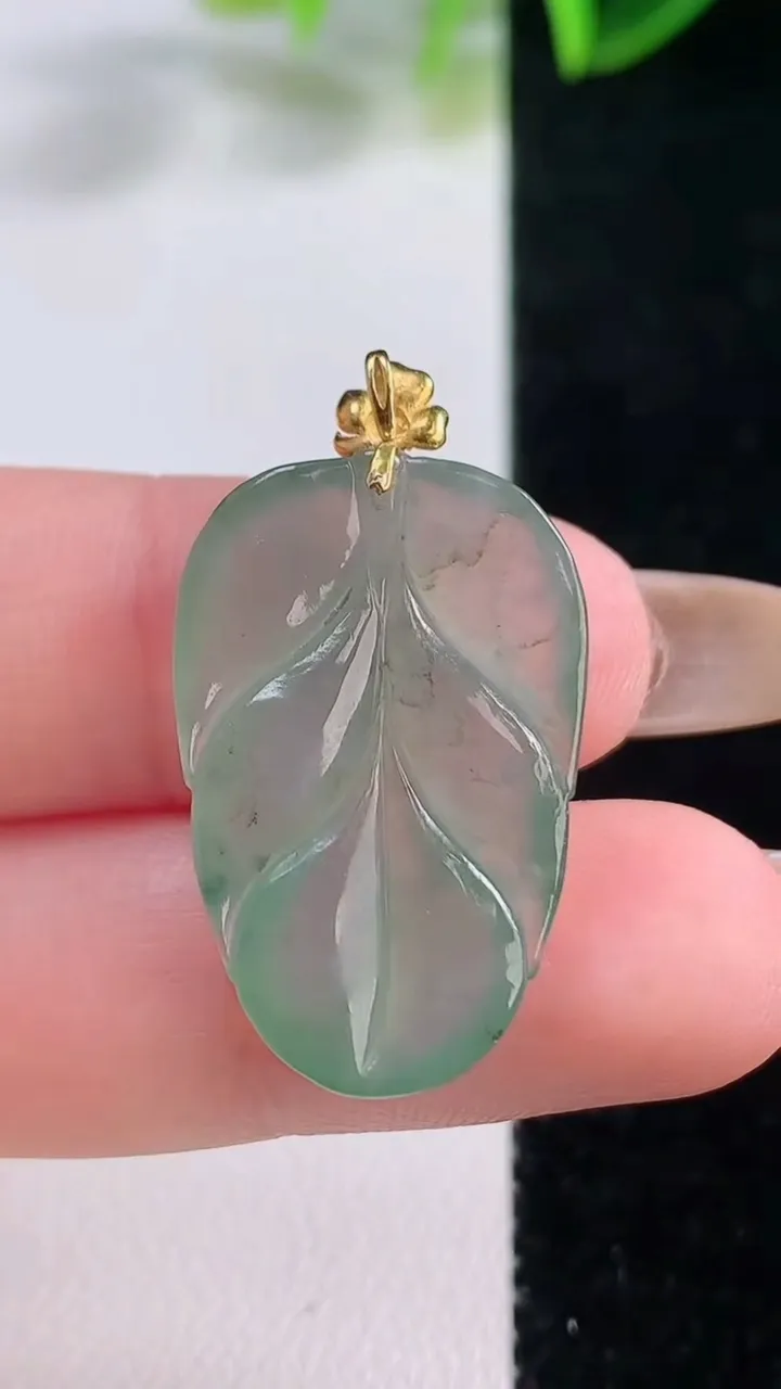 天然A货翡翠金枝玉叶 叶子吊坠，尺寸26.3-17-4.4，重量:3.86g
11月19日