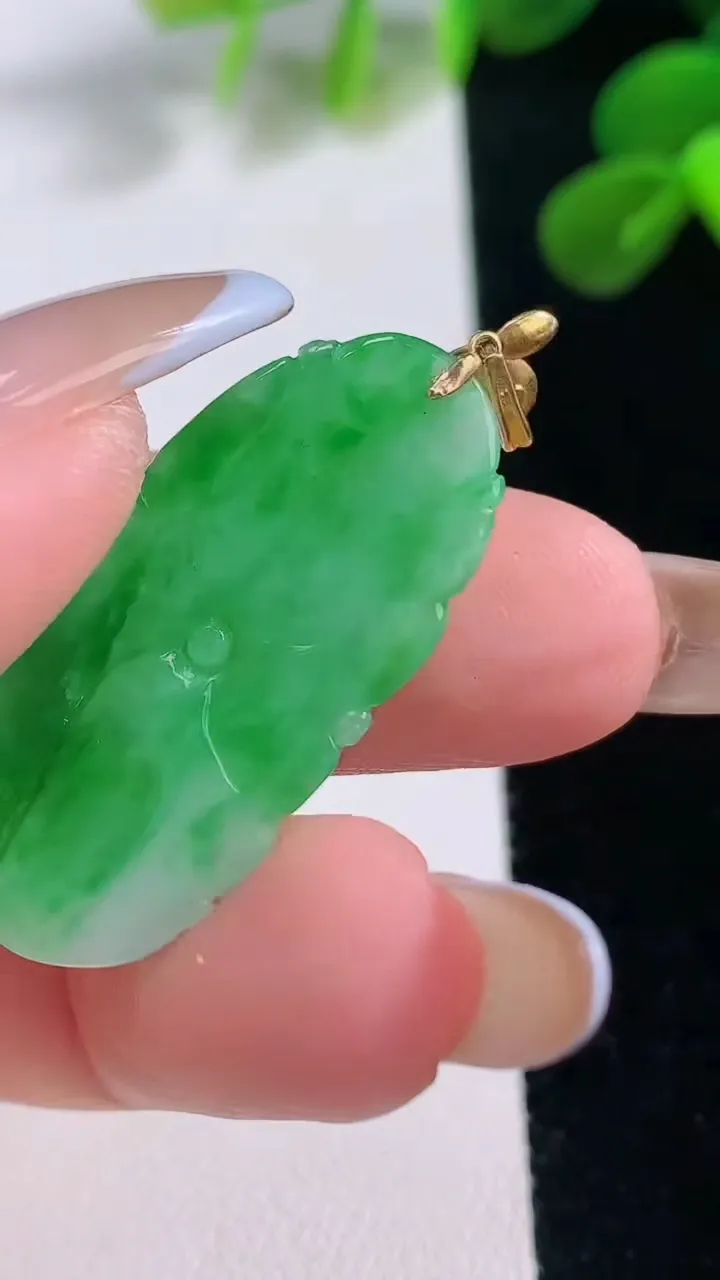 天然A货翡翠和和美美 荷花吊坠，尺寸32.8-15.8-3.4，重量:4.34g
11月19日