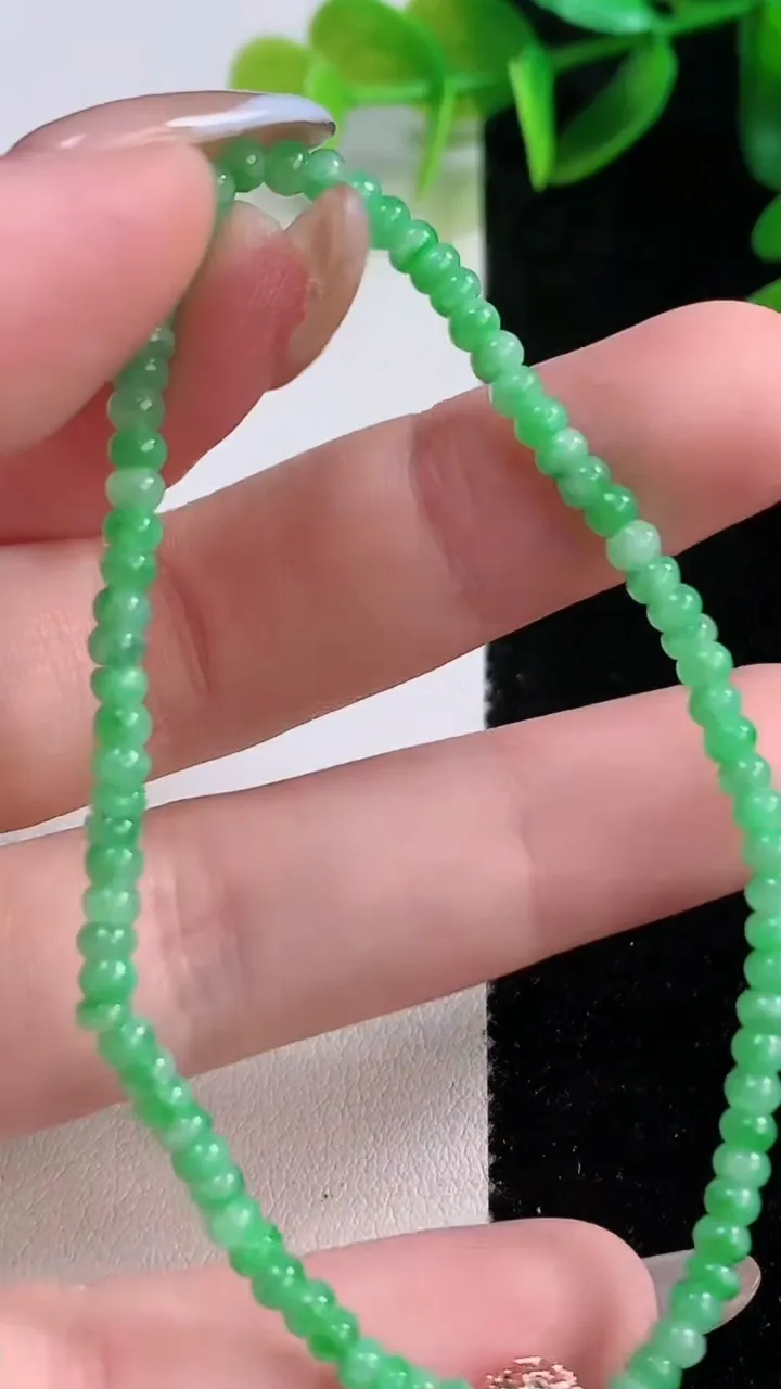 天然A货翡翠算盘珠手串，尺寸3-1.3-80颗，重量:3.83g11月19日
工厂直销收藏佳品,种好