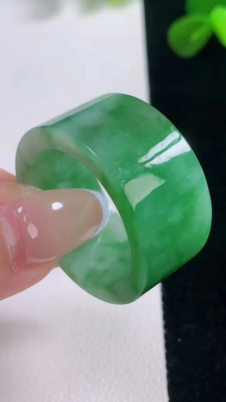 天然A货翡翠指环扳指，尺寸23.5-13.8-3.2，重量:14.11g2025年11月19日
工厂直销收藏佳品,种好水足，色泽均匀，有种有色，上手高大气！