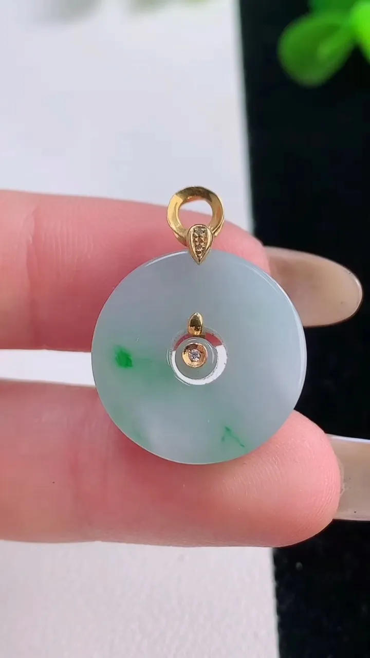 天然A货翡翠母子平安扣吊坠，尺寸18.6-6，重量:6.16g
11月19日