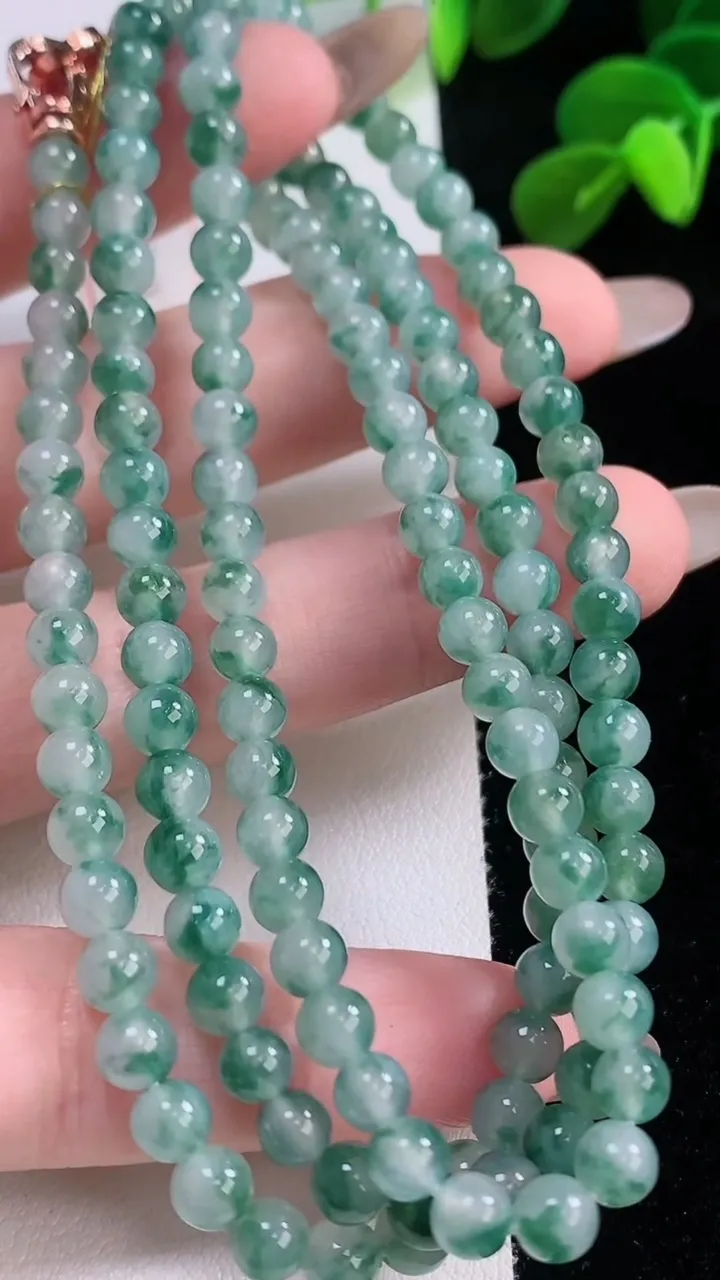 天然A货翡翠冰种飘花圆珠项链，尺寸4.8-138颗，重量:29.57g
11月19日