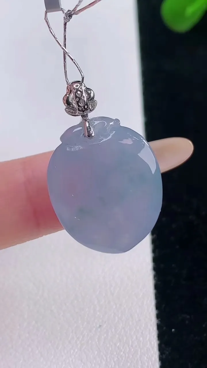 天然A货翡翠18K金紫罗兰飘花福瓜吊坠，尺寸20-16.8-8，重量:5.33g
11月19日