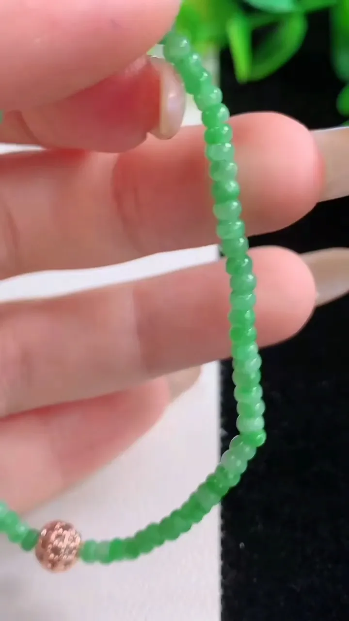 天然A货翡翠算盘珠手串，尺寸3-1.3-80颗，重量:3.83g11月19日
工厂直销收藏佳品,种好水足，色泽均匀，有种有色，上手高大气！