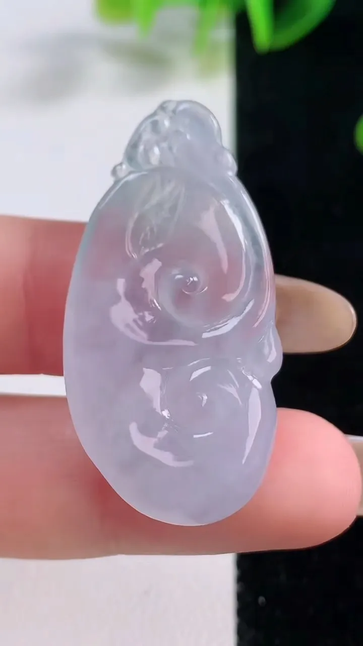 天然A货翡翠冰种紫罗兰如意吊坠，尺寸39.2-19.8-5.2，重量:6.50g
11月19日