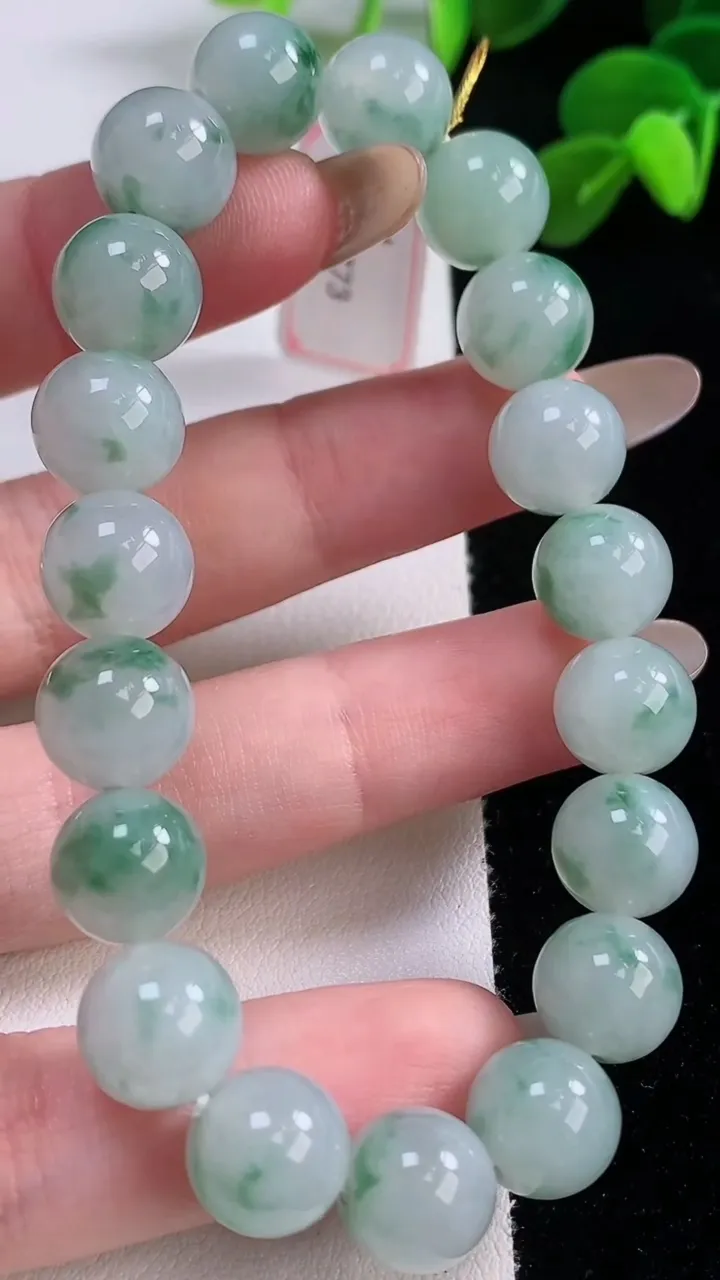 天然A货翡翠飘花圆珠手串，尺寸10-19颗，重量:32.80g11月19日
工厂直销收藏佳品,种好水足，色泽均匀，有种有色，上手高大气！