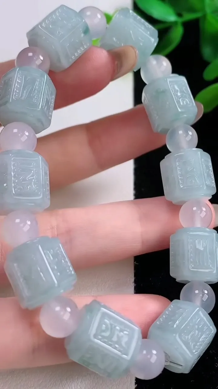 天然A货翡翠种飘花路路通手串，尺寸11.7-12.7-10颗，重量:50.89g11月19日
工厂直销收藏佳品,种好水足，色泽均匀，有种有色，上手高大气！