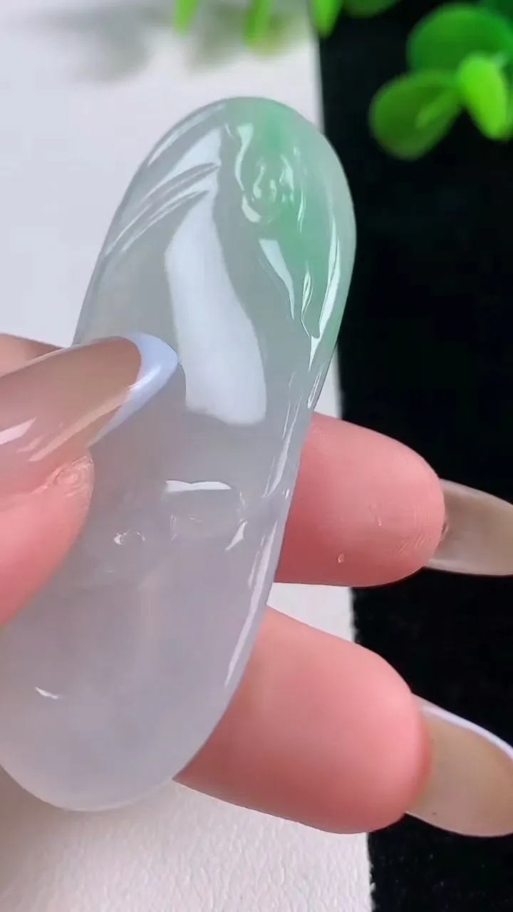 天然A货翡翠无相观音吊坠，尺寸60.8-20.6-8，重量:16.66g
11月19日