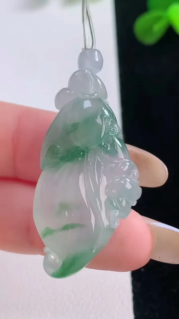 天然A货翡翠冰种飘花寿桃吊坠，尺寸38.7-19-7.8，重量:8.81g
11月19日