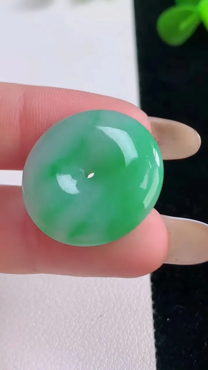 天然A货翡翠平安扣吊坠，尺寸23.7-4.8，重量:5.86g
11月19日