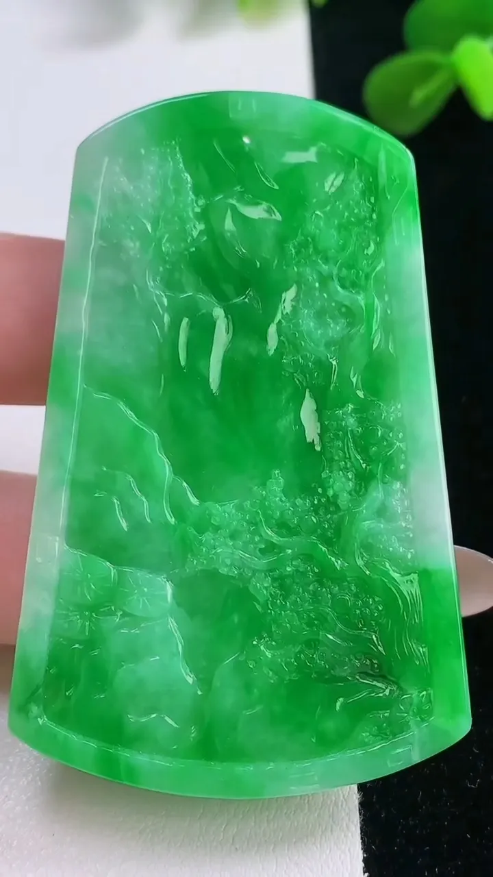 天然A货翡翠山水牌吊坠，尺寸61.5-39.3-5.3，重量:28.24g
11月19日