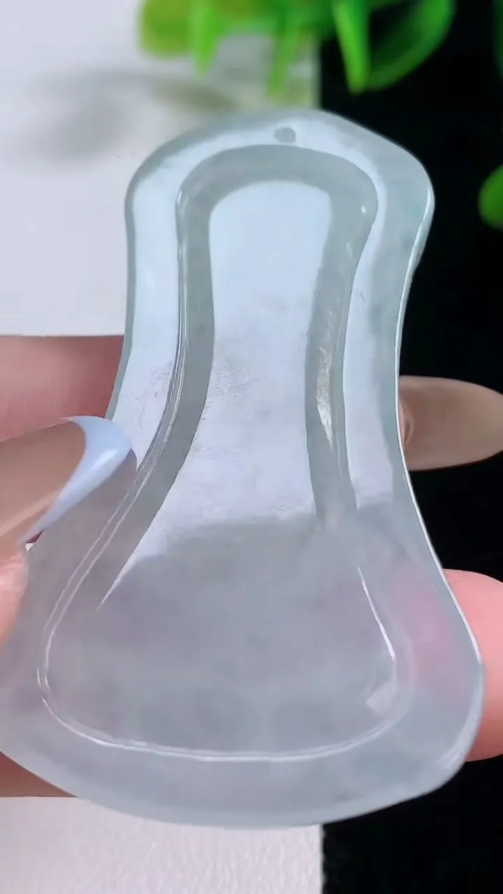 天然A货翡翠观音菩萨吊坠，尺寸55.7-32.6-4.9，重量:16.75g
11月19日