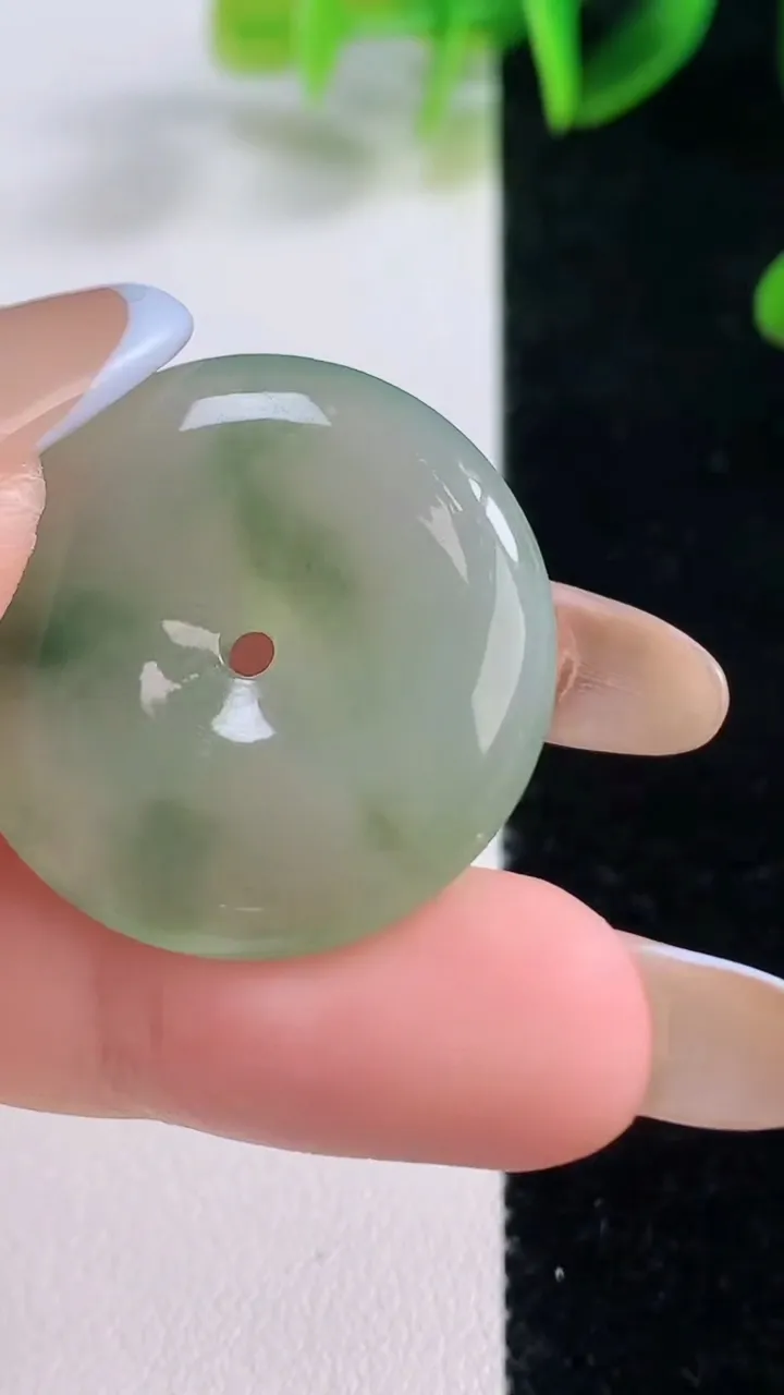 天然A货翡翠平安扣吊坠，尺寸27-6，重量:9.75g
11月19日