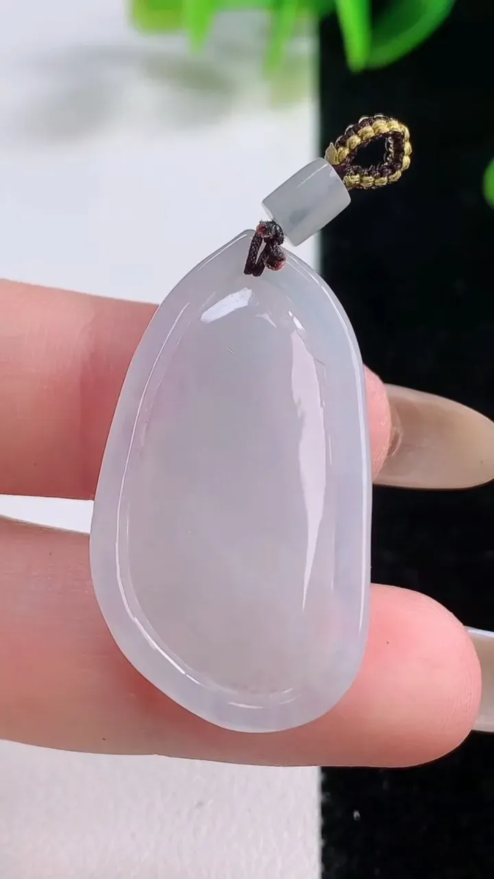 天然A货翡翠大势至菩萨吊坠，尺寸34.3-19.3-4.5，重量:5.62g
11月19日