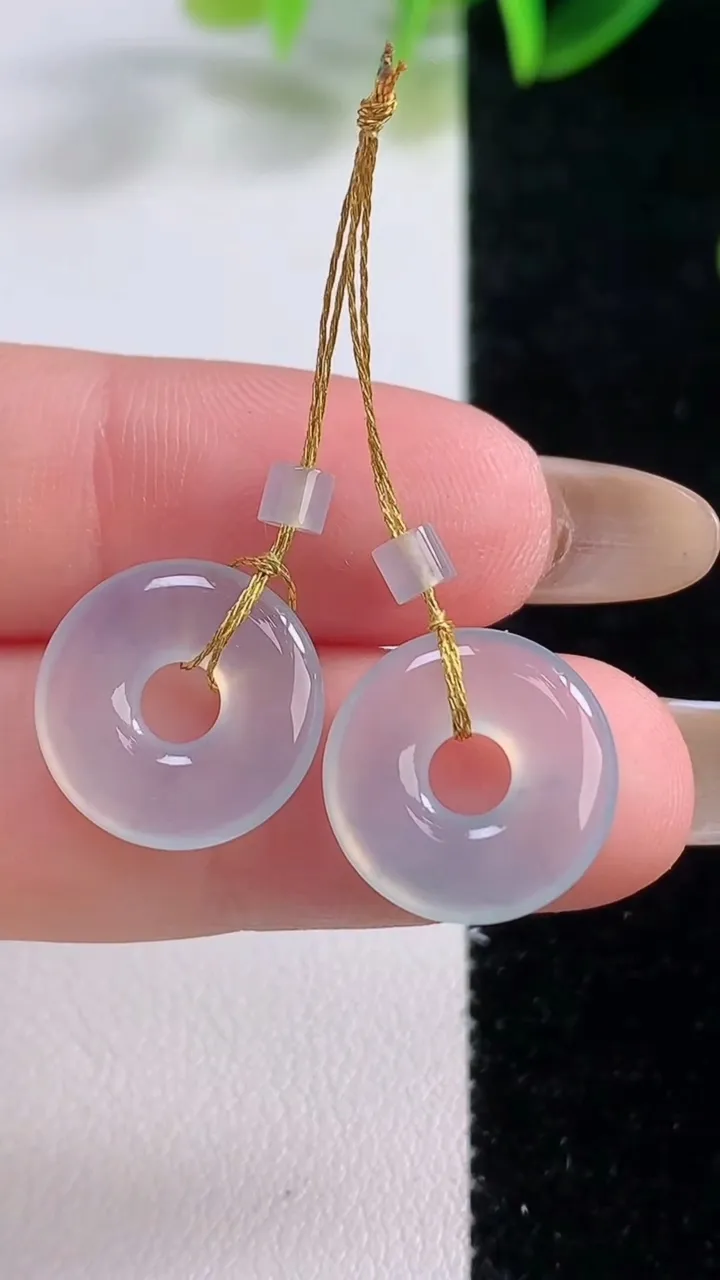 天然A货翡翠冰种飘花平安环吊坠一对，尺寸14-2.8，重量:3.11g
11月19日